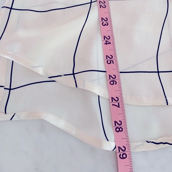 Club Monaco silk window pane blouse with uneven hem size XS - Picture 8 of 8